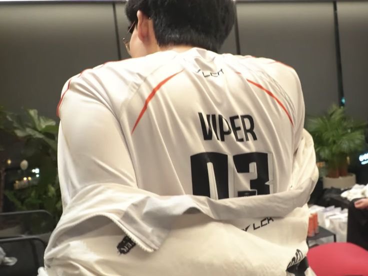 viper3lol_'s tweet image. 바이퍼의 어깨가 너무 좋다🤤 뭔 옷을 입어도 어깨 태 예술이야