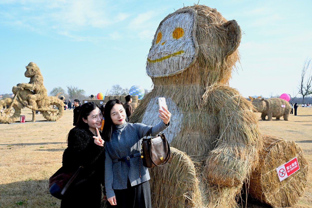 ChinaDaily's tweet image. Residents and tourists enjoy a day out among giant #scarecrow sculptures at an art festival in Bozhou, #Anhui province, on Saturday. The exhibition showcases the creativity of straw #art through more than 40 large-scale installations. #FunChina