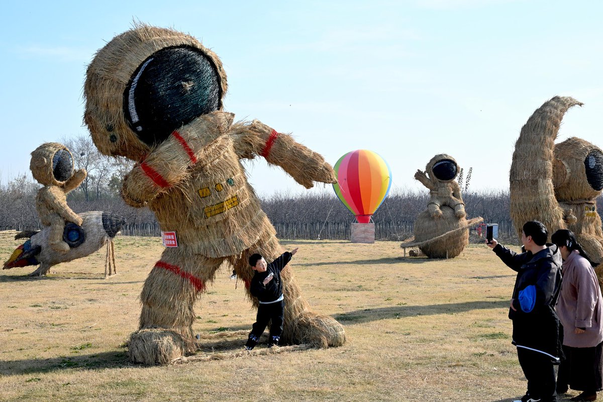 ChinaDaily's tweet image. Residents and tourists enjoy a day out among giant #scarecrow sculptures at an art festival in Bozhou, #Anhui province, on Saturday. The exhibition showcases the creativity of straw #art through more than 40 large-scale installations. #FunChina