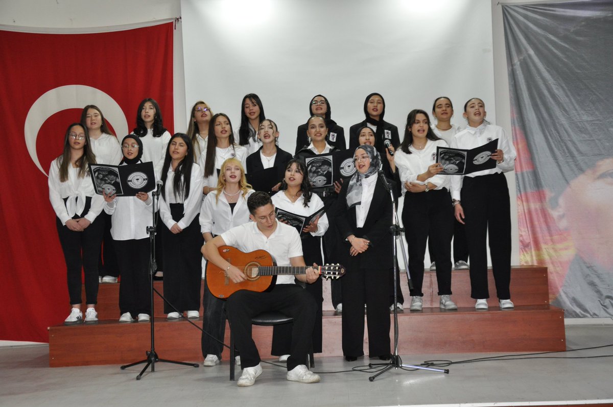 📚 24 Kasım Öğretmenler Günü dolayısıyla ilçemizde Ahmet Keleşoğlu Kültür Merkezi’nde düzenlenen programda konuşmalar, şiirler, drama ve koro gösterileriyle öğretmenlerimiz onurlandırıldı.

Geleceğimizi şekillendiren tüm öğretmenlerimizin #ÖğretmenlerGünü kutlu olsun! 💛