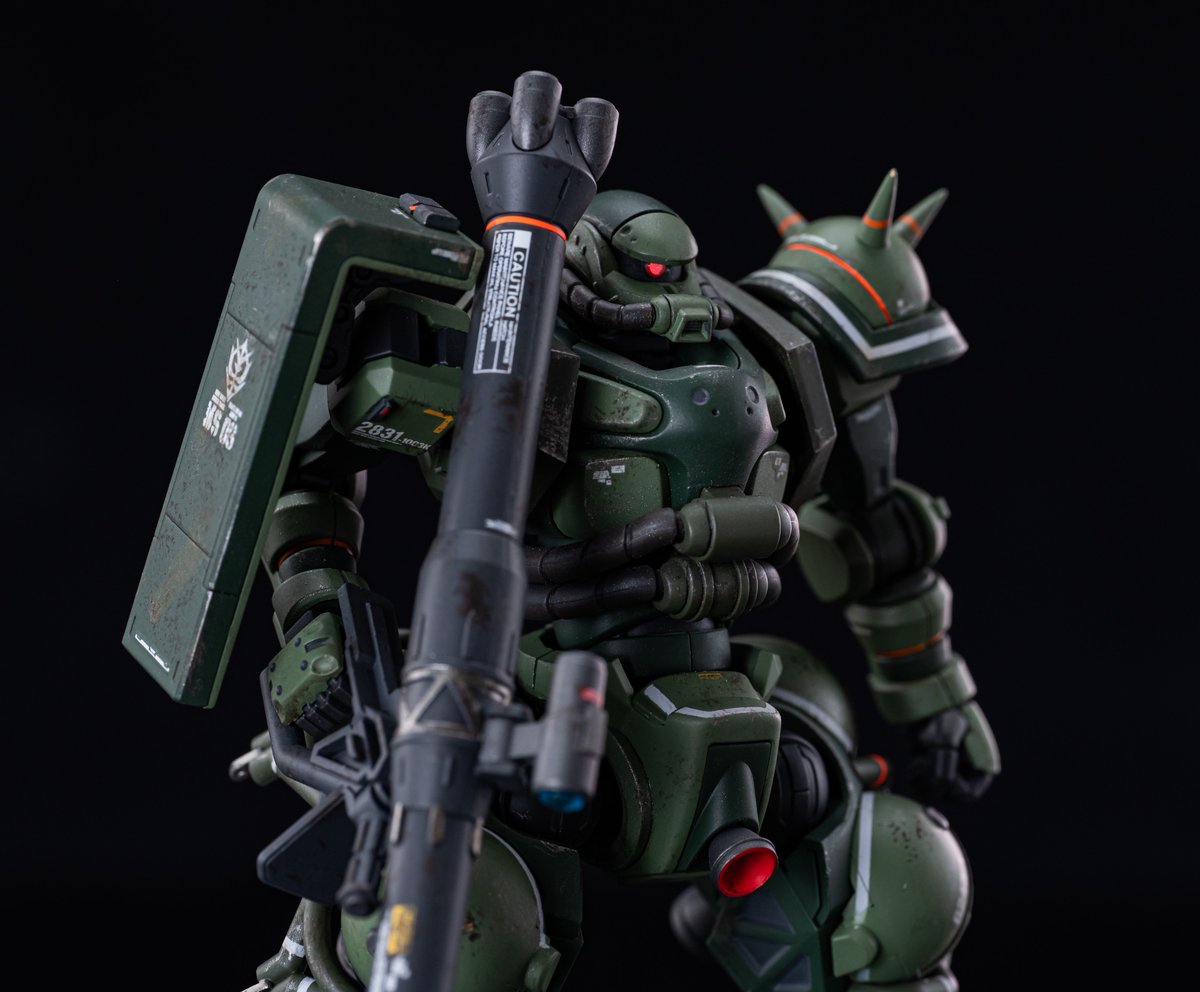 for_riner's tweet image. HG1/144 ザク GQ版 完成しました！
首、胴体、股関節を延長しスタイル調整し右肩のシールドをRGザクに交換、左肩のニードルをシャープ化しました。
全体を塗装後に軽くウェザリングを施しました。