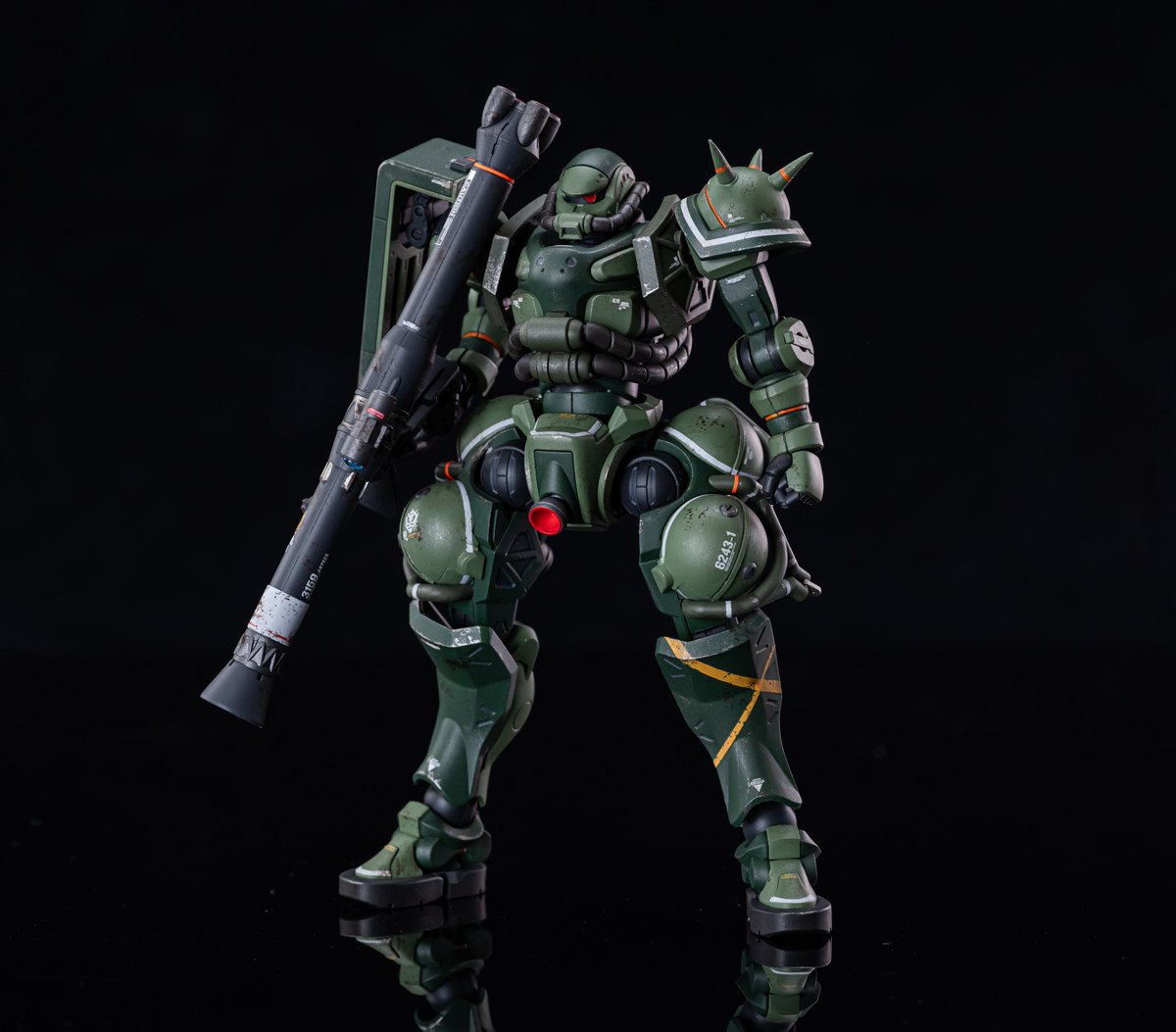 for_riner's tweet image. HG1/144 ザク GQ版 完成しました！
首、胴体、股関節を延長しスタイル調整し右肩のシールドをRGザクに交換、左肩のニードルをシャープ化しました。
全体を塗装後に軽くウェザリングを施しました。