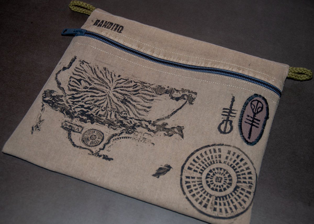 KarlosIsReal's tweet photo. Wallets and bag for sale! 

One of a kind, tøp inspired, now up on my vinted 💫

https://t.co/sil6KnWogq https://t.co/gUAatpIP9V