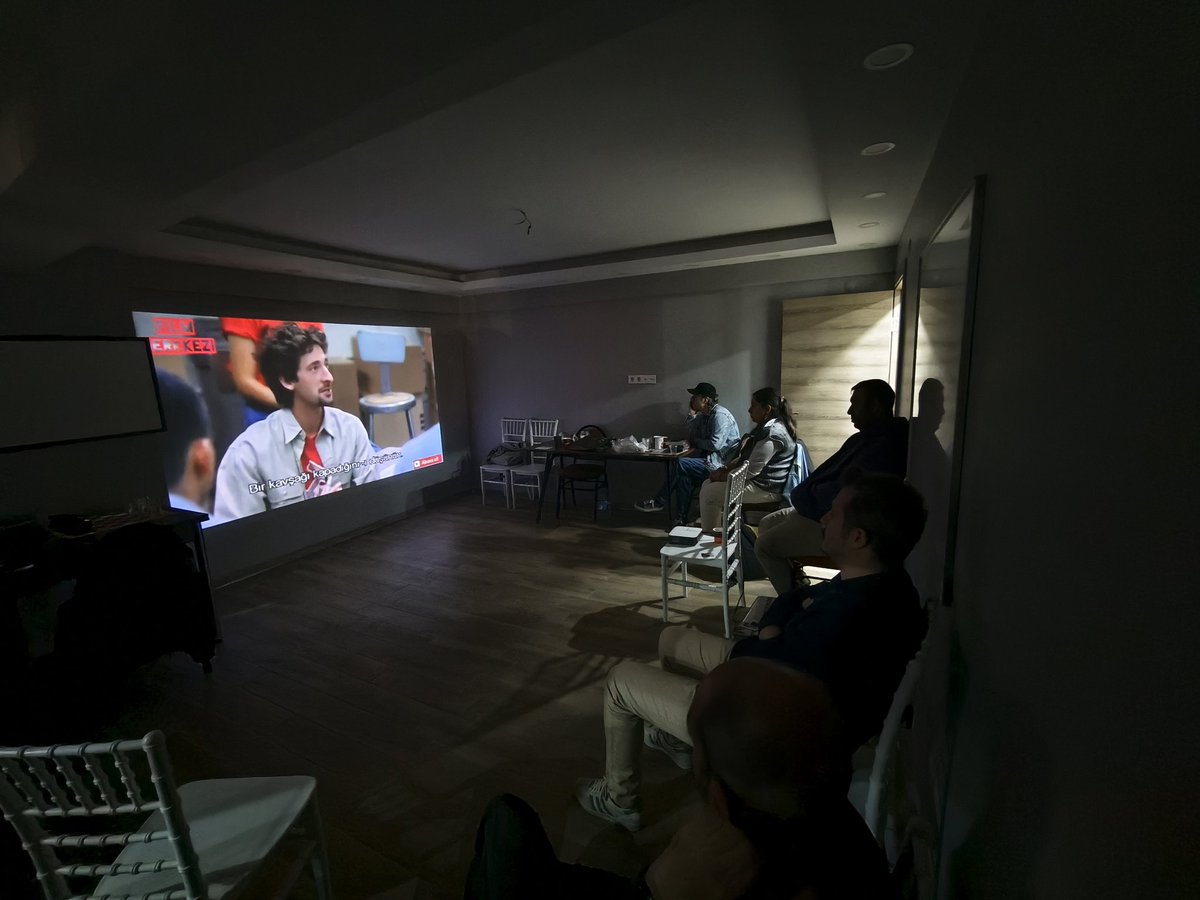 İşçi-Sen İşçi Filmlerinde Ken Loach’ın yönettiği göçmen temizlik işçilerin sendikal mücadelesini konu alan Ekmek ve Güller filmini birlikte izledik.