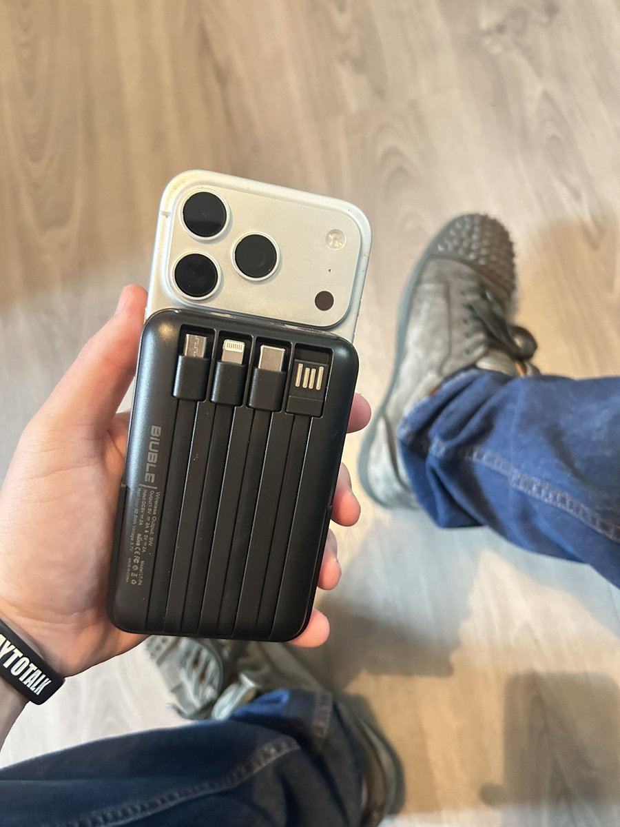 OwenFrostie's tweet photo. This portable wireless charger from mag volt has been a life saver , perfect for those who are on the go or who’s devices battery’s are always running low 🪫 .. use code FROSTIE15 for 15% off at check out https://t.co/MzM77n3bVc 🔋 https://t.co/hba9zWjzzd