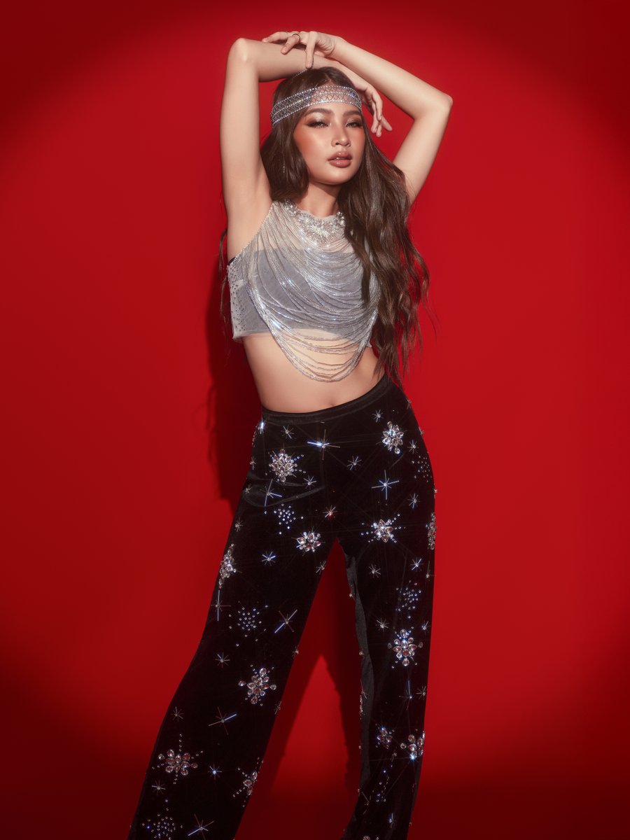 BINI_ph's tweet image. #BINI : #StarMagicalChristmas2025 Photo and Video Series [ Colet ]

@bini_colet came to sleigh and sprinkle Christmas magic at #StarMagicalChristmas2025!✨💅🏻 

BINI SLEIGH THE NIGHT
#SleighTheNight @starmagicphils