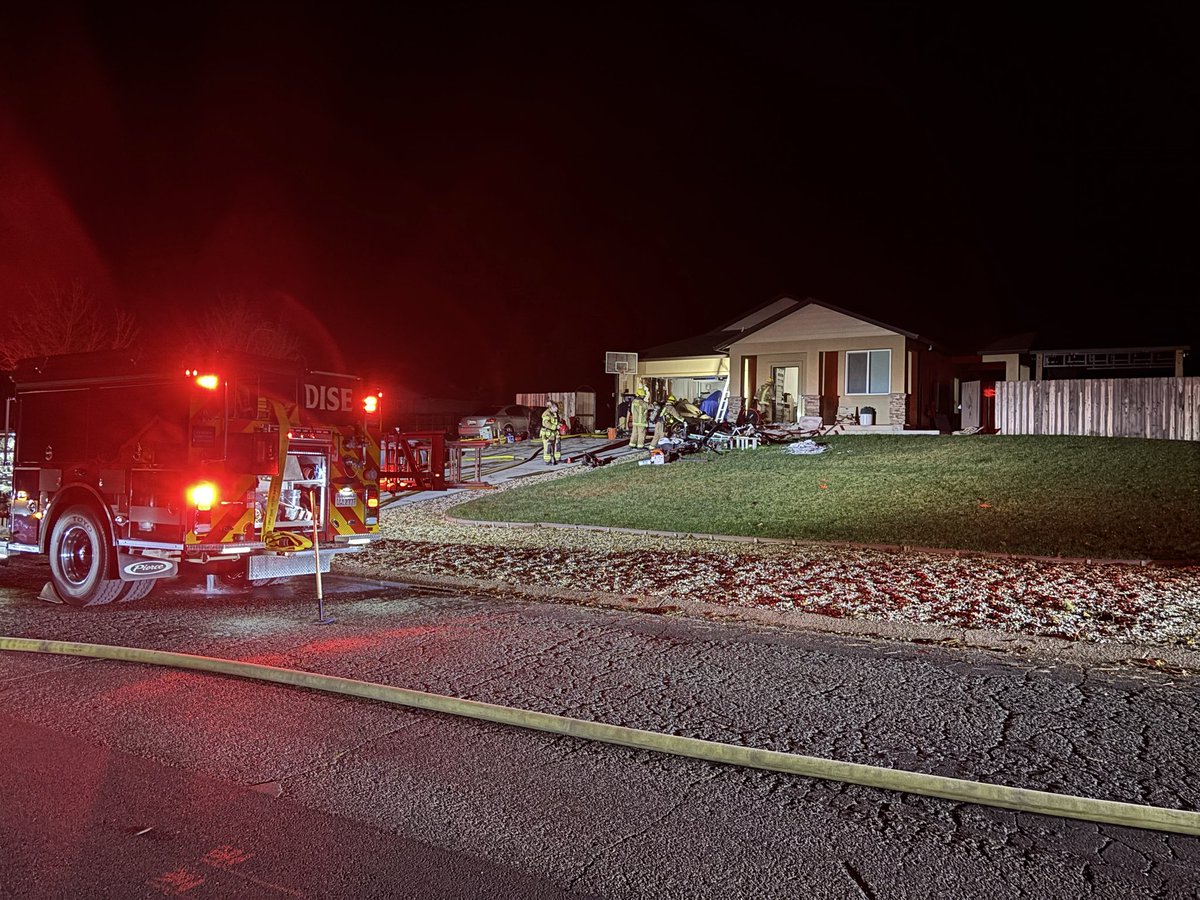 CALFIRE_ButteCo's tweet image. Resources responded at 1:07 am and are at scene of a structure fire in Paradise that has been confined to the garage and attic. Firefighters have knock down on the fire and are continuing mop up and overhaul. There were no injuries to the homeowners. Fire is under investigation.