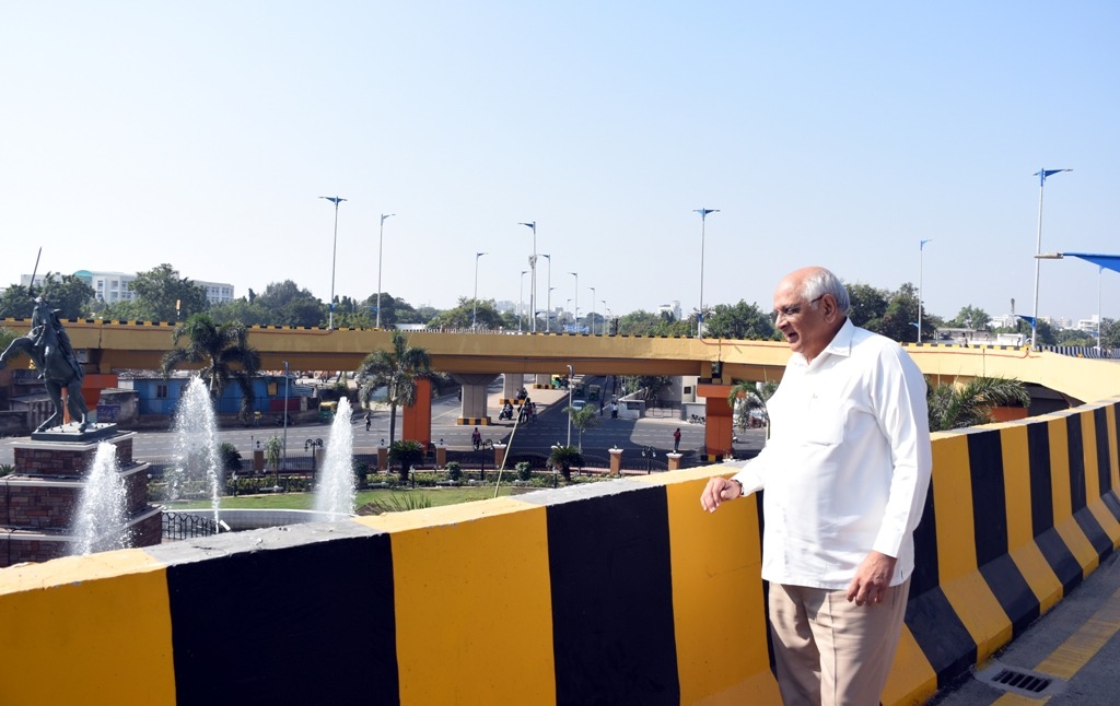 CollectorJamngr's tweet image. માન. મુખ્યમંત્રીશ્રી દવારા જામનગરના નવનિર્મિત અને સૌરાષ્ટ્રના સૌથી લાંબા બ્રિજનું લોકાર્પણ કરી બ્રિજ પર આવેલ સાત રસ્તા સર્કલ પર પહોંચી બાંધકામની ગુણવતા, એન્જિનિયરિંગ ડિઝાઇન, જન-સુવિધા અને ટ્રાફિક વ્યવસ્થાપનના પાસા વગેરેની ઝીણવટભરી સમીક્ષા કરી.
@CMOGuj @JayantiRavi @InfoGujarat