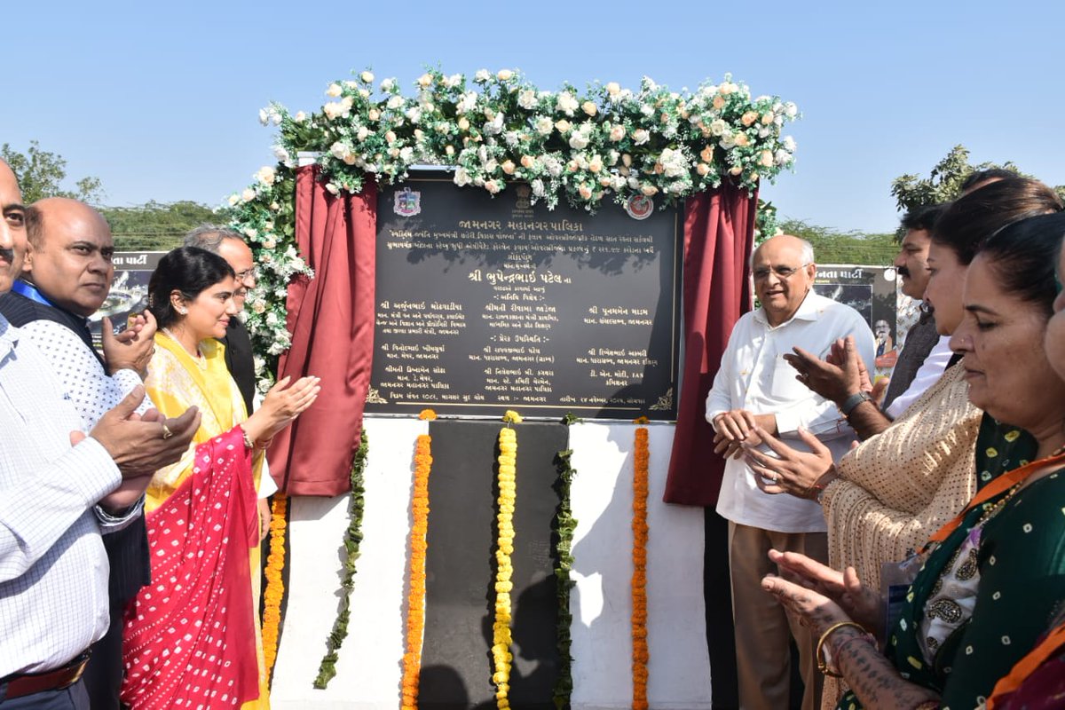 CollectorJamngr's tweet image. માન. મુખ્યમંત્રીશ્રી દવારા જામનગરના નવનિર્મિત અને સૌરાષ્ટ્રના સૌથી લાંબા બ્રિજનું લોકાર્પણ કરી બ્રિજ પર આવેલ સાત રસ્તા સર્કલ પર પહોંચી બાંધકામની ગુણવતા, એન્જિનિયરિંગ ડિઝાઇન, જન-સુવિધા અને ટ્રાફિક વ્યવસ્થાપનના પાસા વગેરેની ઝીણવટભરી સમીક્ષા કરી.
@CMOGuj @JayantiRavi @InfoGujarat