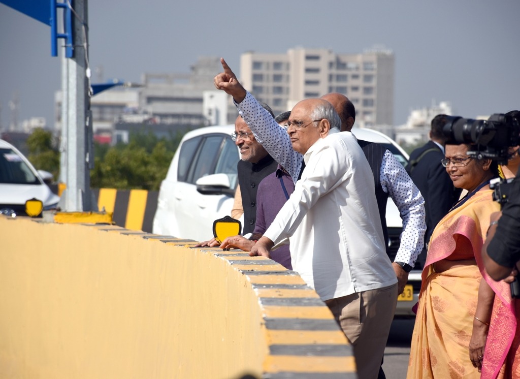 CollectorJamngr's tweet image. માન. મુખ્યમંત્રીશ્રી દવારા જામનગરના નવનિર્મિત અને સૌરાષ્ટ્રના સૌથી લાંબા બ્રિજનું લોકાર્પણ કરી બ્રિજ પર આવેલ સાત રસ્તા સર્કલ પર પહોંચી બાંધકામની ગુણવતા, એન્જિનિયરિંગ ડિઝાઇન, જન-સુવિધા અને ટ્રાફિક વ્યવસ્થાપનના પાસા વગેરેની ઝીણવટભરી સમીક્ષા કરી.
@CMOGuj @JayantiRavi @InfoGujarat