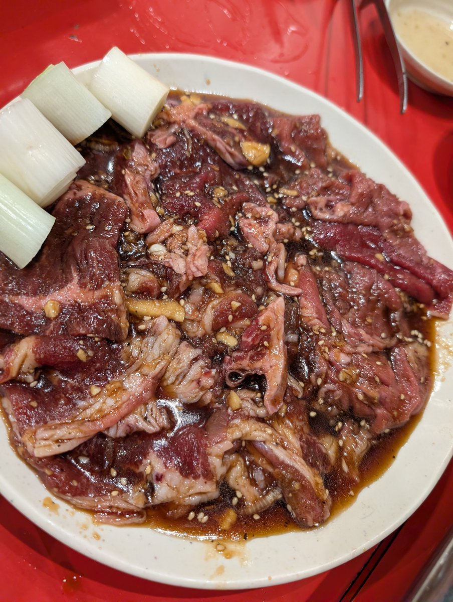 皆さんお元気ですか
あけちは元気です
お肉とビールが美味しいです