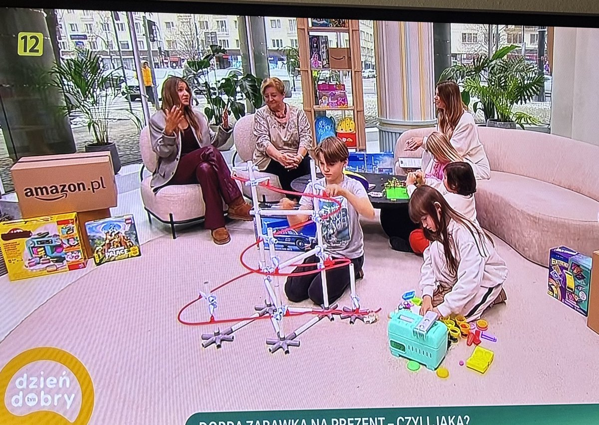 bartines's tweet image. Niby rozmowa o prezentach na święta, a tylko pretekst by przez kilka minut na ekranie było „dyskretne” logo po lewo 🤡🫠 #dzieńdobrytvn