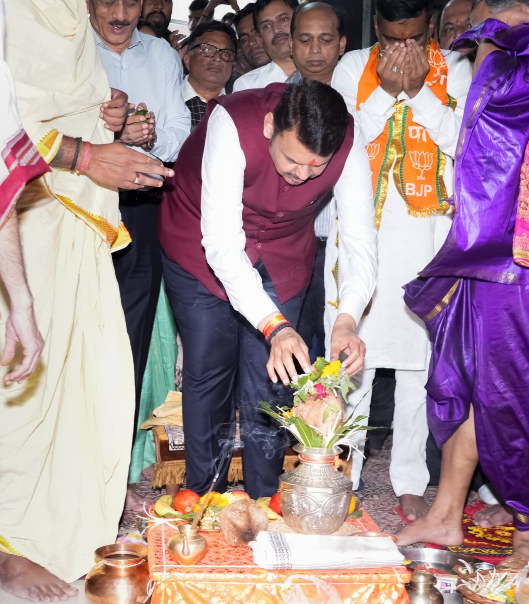 Dev_Fadnavis's tweet image. हर हर महादेव 🔱

आद्यज्योतिर्लिंग श्री त्र्यंबकेश्वर भगवान यांचे दर्शन घेऊन स्थानिक स्वराज्य संस्थांच्या निवडणुकांच्या प्रचाराचा नारळ श्रीगणेशापुढे वाढवला. 🚩

#HarHarMahadev #Nashik