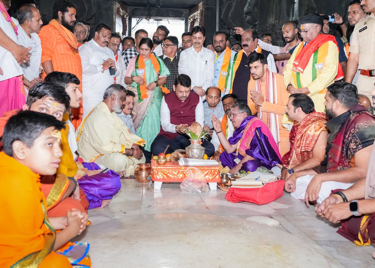 Dev_Fadnavis's tweet image. हर हर महादेव 🔱

आद्यज्योतिर्लिंग श्री त्र्यंबकेश्वर भगवान यांचे दर्शन घेऊन स्थानिक स्वराज्य संस्थांच्या निवडणुकांच्या प्रचाराचा नारळ श्रीगणेशापुढे वाढवला. 🚩

#HarHarMahadev #Nashik