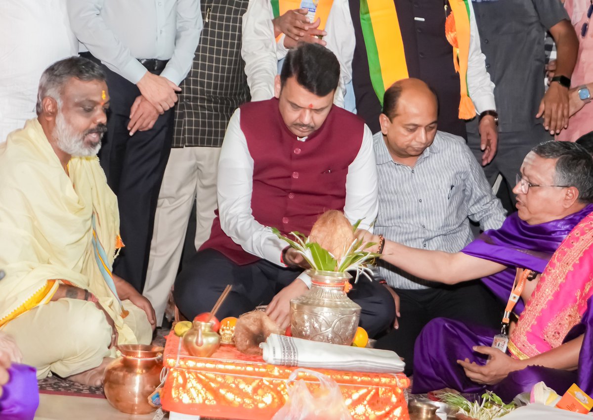 Dev_Fadnavis's tweet image. हर हर महादेव 🔱

आद्यज्योतिर्लिंग श्री त्र्यंबकेश्वर भगवान यांचे दर्शन घेऊन स्थानिक स्वराज्य संस्थांच्या निवडणुकांच्या प्रचाराचा नारळ श्रीगणेशापुढे वाढवला. 🚩

#HarHarMahadev #Nashik