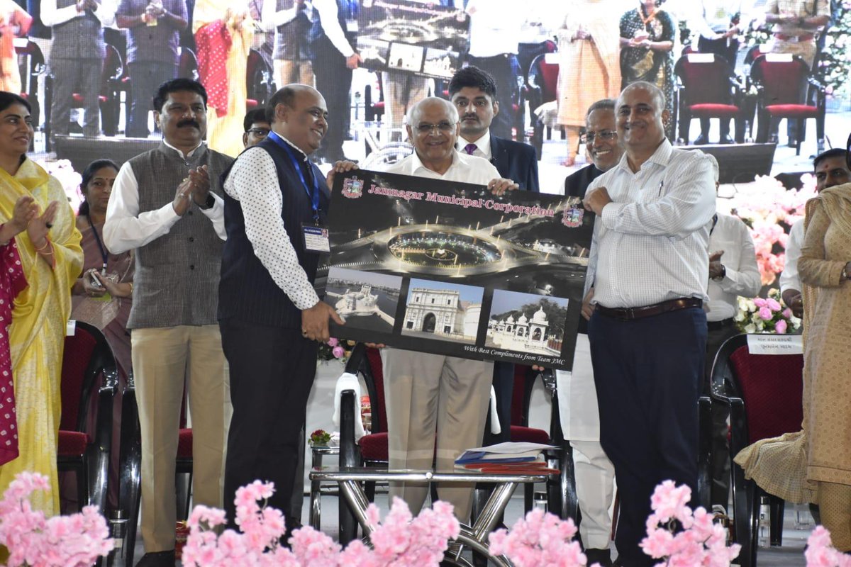 CollectorJamngr's tweet image. માન. મુખ્યમંત્રીશ્રી દવારા જામનગરમાં નવનિર્મિત ફ્લાય ઓવર બ્રિજ, એમ.પી. શાહ મેડિકલ કોલેજ ખાતે ગર્લ્સ હોસ્ટેલ સહિતના રૂ.૬૨૨.૫૨ કરોડથી વધુના વિકાસલક્ષી ૬૯ કામોનું લોકાર્પણ-ખાતમુર્હત કરાયુ તેમજ ગાર્બેજ કલેક્શનના ૨૧૬ વાહનોને પ્રસ્થાન કરાવવામાં આવ્યું.
@CMOGuj @JayantiRavi @InfoGujarat