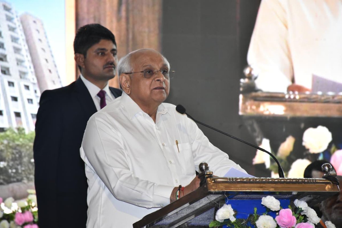 CollectorJamngr's tweet image. માન. મુખ્યમંત્રીશ્રી દવારા જામનગરમાં નવનિર્મિત ફ્લાય ઓવર બ્રિજ, એમ.પી. શાહ મેડિકલ કોલેજ ખાતે ગર્લ્સ હોસ્ટેલ સહિતના રૂ.૬૨૨.૫૨ કરોડથી વધુના વિકાસલક્ષી ૬૯ કામોનું લોકાર્પણ-ખાતમુર્હત કરાયુ તેમજ ગાર્બેજ કલેક્શનના ૨૧૬ વાહનોને પ્રસ્થાન કરાવવામાં આવ્યું.
@CMOGuj @JayantiRavi @InfoGujarat