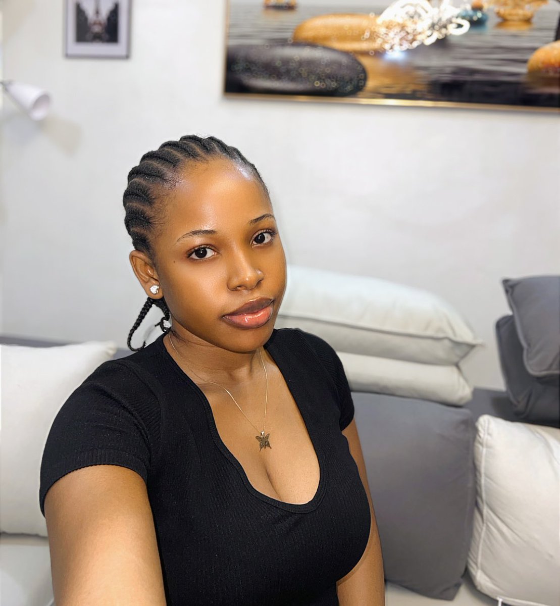 Dee_dezigns's tweet image. Been a while on here and I’m pretty sure Ive been shadow banned. So if you can see this, kindly drop a comment. 
Allow me re-introduce myself. 
I’m Adedoyin, a UiUx and a brand identity designer focused on crafting user friendly and beautiful products✨