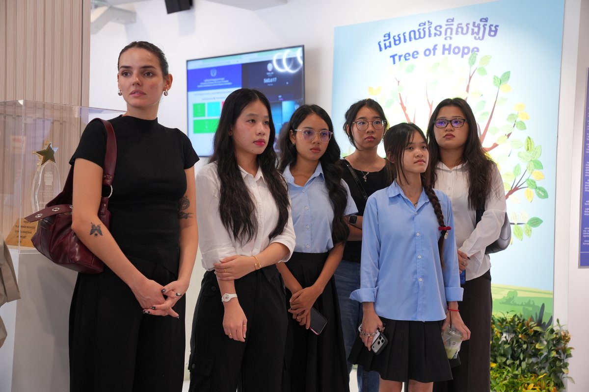 KRTribunal's tweet image. On November 24, 2025, ECCC welcomed a group of 35 students from the Franch Law program at the Royal University of Law and Economic Sciences (RULE). for a visit to the ECCC Resource Centre.

#ECCC #KhmerRougeHistory