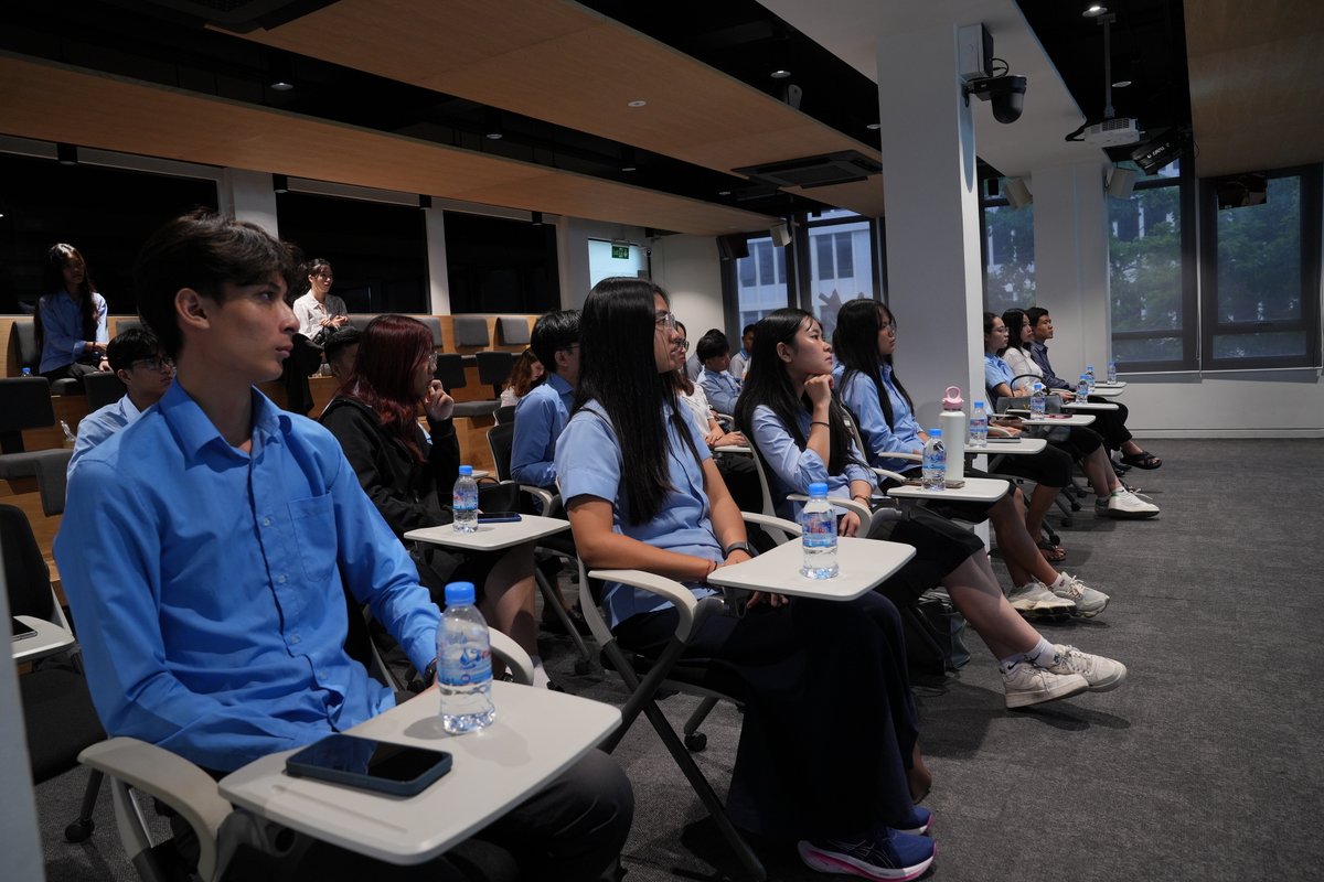 KRTribunal's tweet image. On November 24, 2025, ECCC welcomed a group of 35 students from the Franch Law program at the Royal University of Law and Economic Sciences (RULE). for a visit to the ECCC Resource Centre.

#ECCC #KhmerRougeHistory