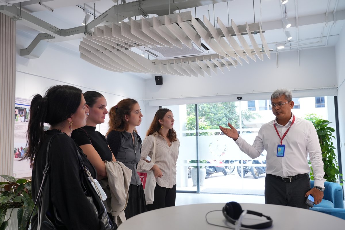 KRTribunal's tweet image. On November 24, 2025, ECCC welcomed a group of 35 students from the Franch Law program at the Royal University of Law and Economic Sciences (RULE). for a visit to the ECCC Resource Centre.

#ECCC #KhmerRougeHistory