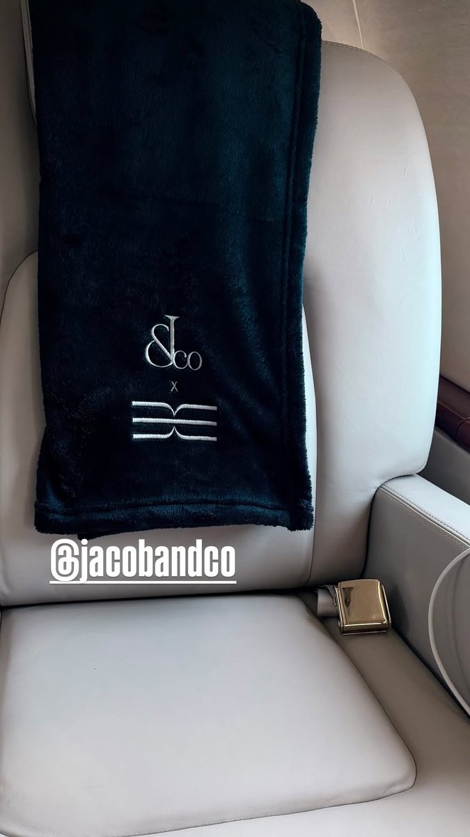 แบมแบมกำลังเดินทางไปสิงคโปร์เพื่อร่วมงานเปิดตัว Jacob &amp; Co boutique ที่แรกที่สิงคโปร์แล้วค่ะ ✈️ 🇸🇬 

ขอให้น้องเดินทางปลอดภัยครับ ดูแลรักษาสุขภาพด้วยน้า รอเชียร์อัพงานวันพรุ่งนี้ครับ 🫶🏻

#BamBamxJacobandco
#Jacobandco #BamBam #뱀뱀 <a href="/BamBam1A/">BamBam</a> <a href="/BAMBAMxBAMMIE/">뱀뱀 BamBam</a> 
<a href="/_Jacobandco/">Jacob&Co</a>