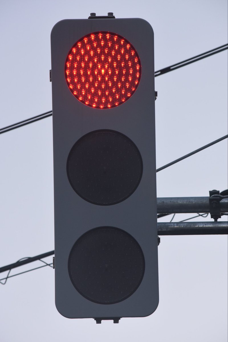 KCH_3S0089's tweet image. 五泉市に赤6周のコイト低コストYYRがありました
本交差点の三灯は普通に7周でしたがYYRのみ製造年月の違いで6周になっているようです