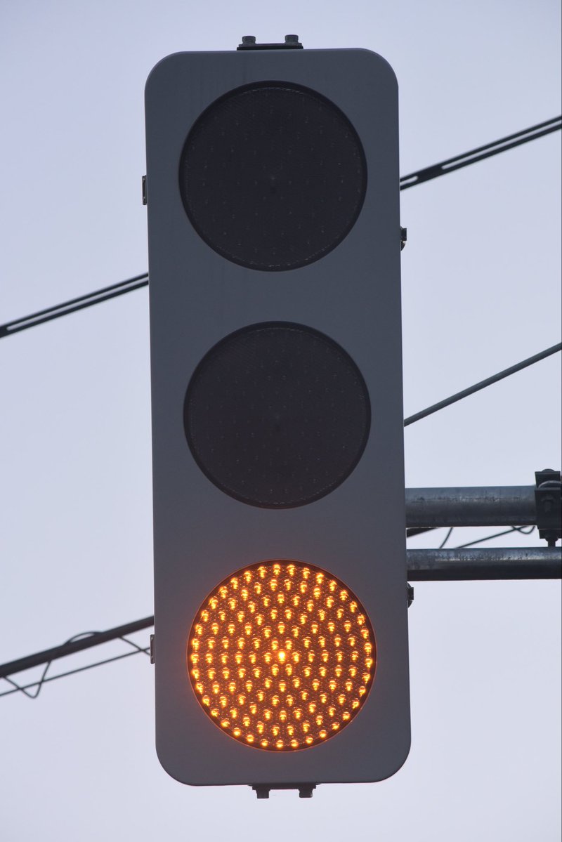 KCH_3S0089's tweet image. 五泉市に赤6周のコイト低コストYYRがありました
本交差点の三灯は普通に7周でしたがYYRのみ製造年月の違いで6周になっているようです