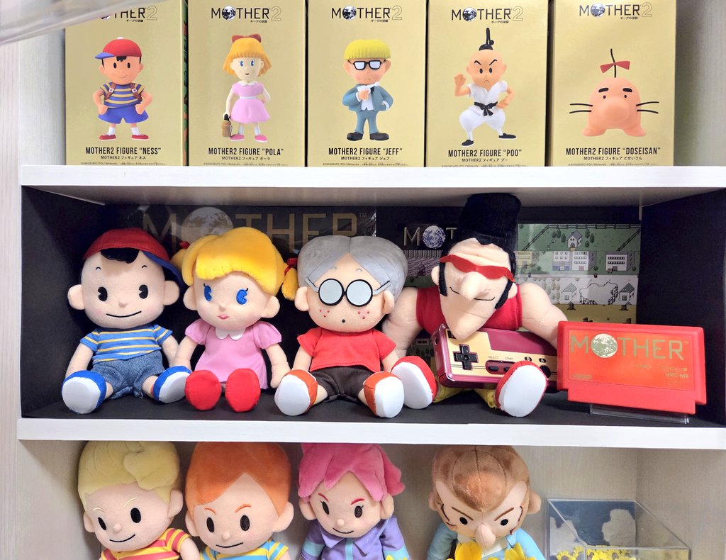 MOTHER1コーナーは、ファミコン風に黒で整えてみました♪MOTHERに合いそうな小物を見つけたらプラスしたいです😄