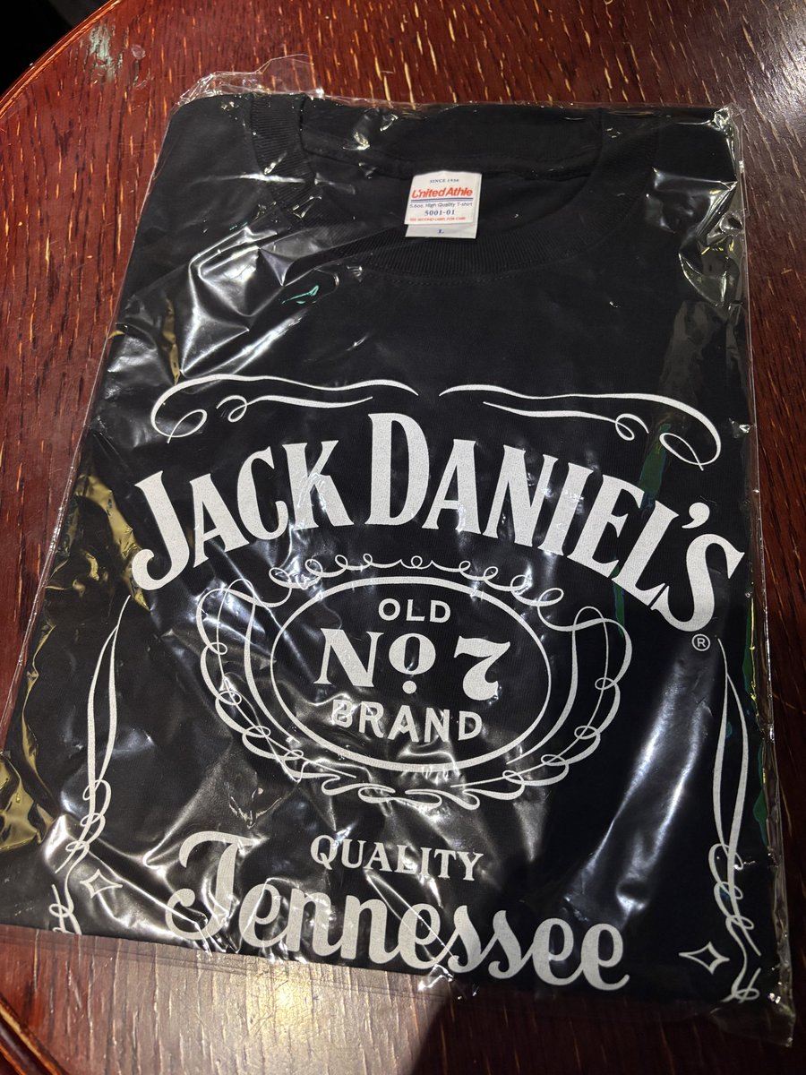 HUBのキャンペーンのくじ引きでA賞なんて出ないもんやと思っていました。
まさか一撃で引き当ててしまうとは！！　　普通に嬉しい、ジャックダニエルのTシャツ🥃
競馬で負けた運をここで回収していくスタイル✌️