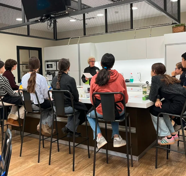 ejozg's tweet photo. Aquest dissabte passat es va fer un TALLER per adolescents amb CELIAQUIA de la ma de la Sílvia Vicent, d'"Espacio Gastronómico sin gluten" i la Laia Acedo de @celiacscat, al #ChefCaprabo de L'Illa Diagonal #cuinafàcil @caprabo https://t.co/a3bZBMYZh2