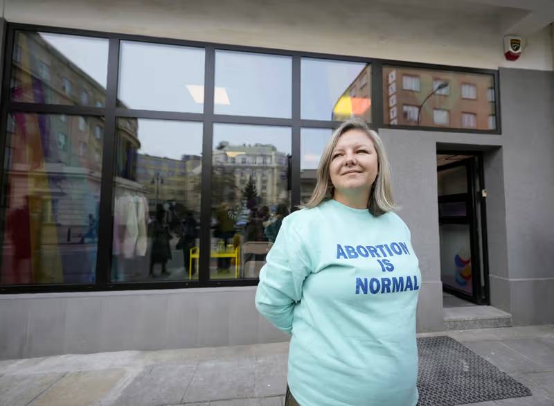 Są pierwsze zatrzymania w sprawie aborcyjnej rzeźni Abotak na Wiejskiej! I nie, nie zostały zatrzymane morderczynie dzieci – one dalej mogą sobie zabijać, wysyłać tabletki do 14-latek w piątym miesiącu ciąży i uczestniczyć w szmuglowaniu zakazanych w Polsce środków poronnych.