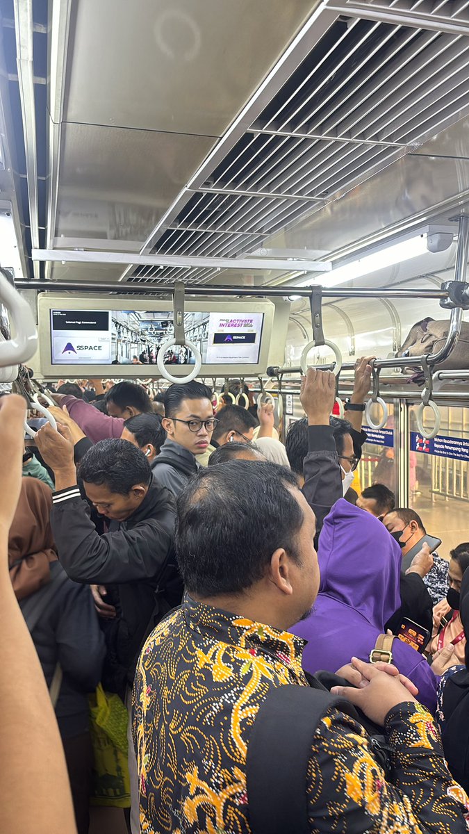 ArthurCaesar's tweet image. satu krl disiruh beli WIFI dan DOOH eh malah beli yg lain🤣