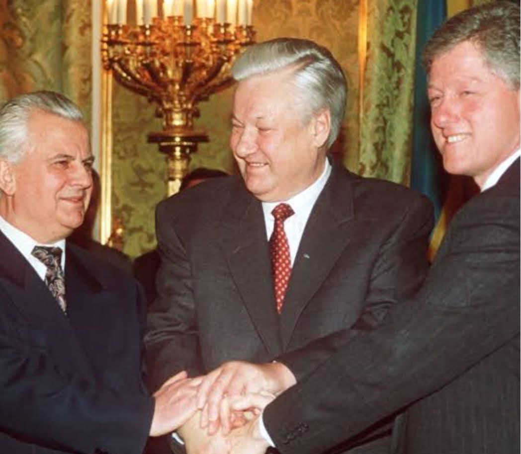 Angelo Kram

"Die Ukraine gab ihr Atomwaffenarsenal 1994 im Rahmen des Budapester Memorandums im Austausch für Sicherheitsgarantien ab. Die Garantiemächte (darunter Russland, die USA und Großbritannien) versprachen, die Unabhängigkeit und Souveränität der Ukraine zu