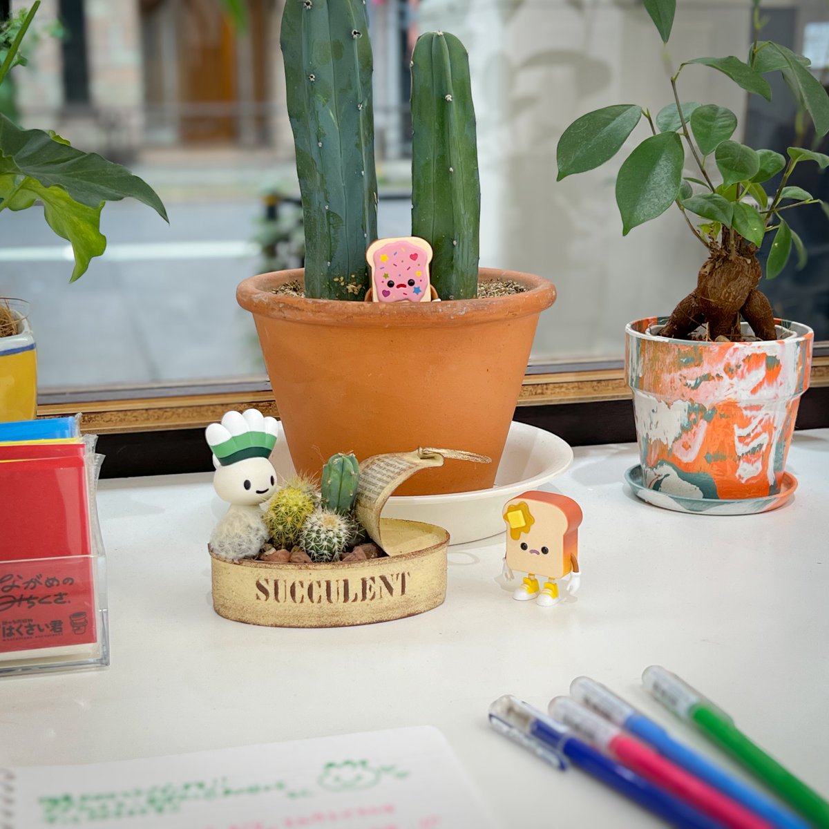 ピクセルギャラリーにはギャラリーAとレジ前にBがありまして、2024年の個展タイミングがMUUKさんとたまたま一緒でした。
その以前から面識があったのとファンだったのもあって個展コラボでグッズやワンオフソフビをつくらせていただいた(写真はそのときの)  とても素敵で人気商品でした🥛🪴