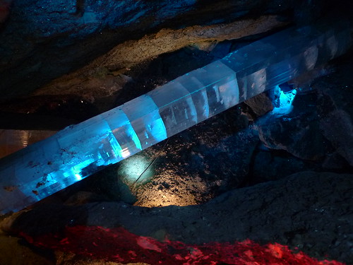 💎Un cristal de gypse très pur, mesurant environ 2 m de long, dans la mine d'El Teniente, au #Chili (il est illuminé par une lampe sur la photo)

+ d'infos :
sweetrandomscience.blogspot.com/2012/12/voyage…

#minéraux #cristaux #minéralogie #géologie #geology #cristallographie #grotte #spéléologie