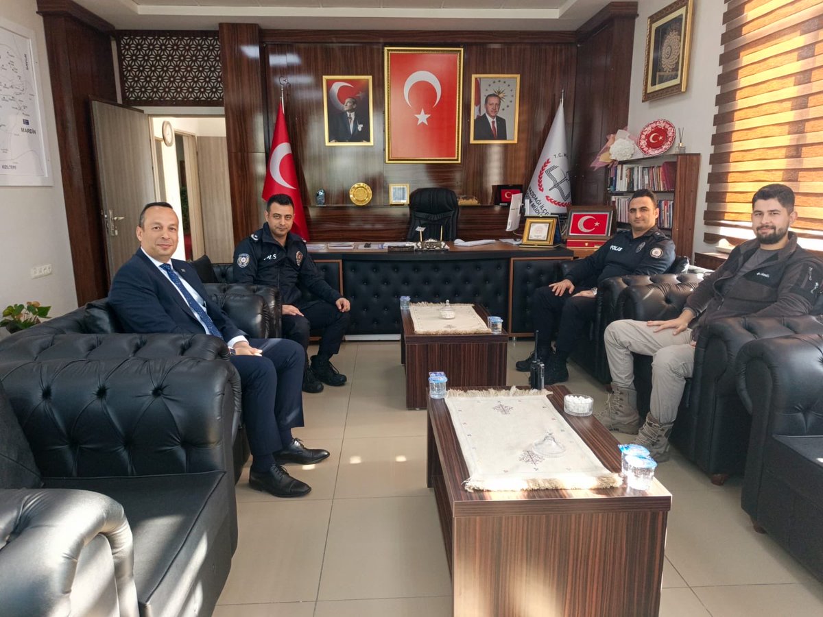 İlçe Emniyet Amiri Samet DOĞAN, Başkomiser Hüseyin Kemal YILDIRIM ve Komiser Furkan Abdullah ALICI, İlçe Millî Eğitim Müdürümüz Sayın Ufuk ÇETE’yi 24 Kasım Öğretmenler Günü dolayısıyla makamında ziyaret etti.
#HatıranYeter 
<a href="/ali_eyyupkoca/">Ali Eyyupkoca</a> 
<a href="/mazidagkaymakam/">Mazıdağı Kaymakamlığı</a> 
<a href="/UfukCete/">UfukÇete</a>