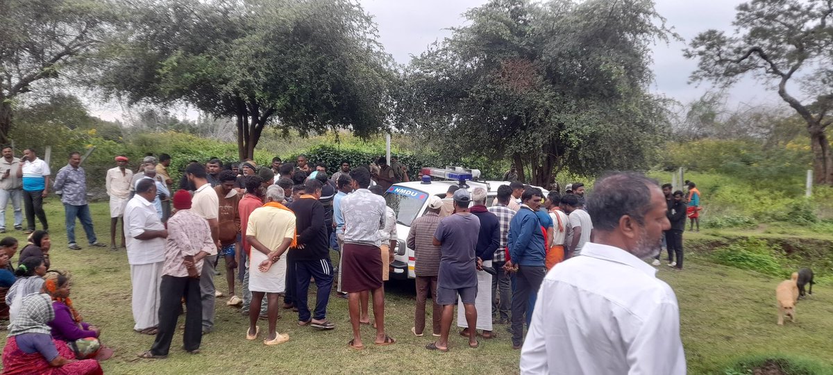 நீலகிரி மாவட்டம் முதுமலை புலிகள் காப்பகம் , மசினகுடி அருகே உள்ள மாவநல்ல கிராமத்தில் ஆடு மேய்த்துக் கொண்டு இருந்த நாகம்மாள் என்பவரை புலி அடித்துக் கொன்றது. <a href="/gurusamymathi/">S.Gurusamy</a> <a href="/kovaikarthee/">கார்த்திக் சதிஷ்குமார்</a> <a href="/wilson__thomas/">Wilson Thomas</a> <a href="/vijay_vast/">தி.விஜய் | Vijay Vast</a> <a href="/PrasanthV_93/">Prasanth V</a> <a href="/supriyasahuias/">Supriya Sahu IAS</a> 
#Tigerattack #Mudumalai #Tiger
