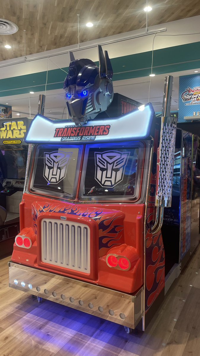 LCDR8bit's tweet image. namcoレイクタウンは都内にない大型筐体の宝庫でした！
小学生の男の子が自分のお小遣いでトランスフォーマーに挑んでて、コンティニューするか悩んでた
お母さんも本人の判断に任せながらも応援してた
大丈夫、きっと次で倒せるよ！（俺が同じ歳の頃のアーケードは慈悲などなかったけどねw）