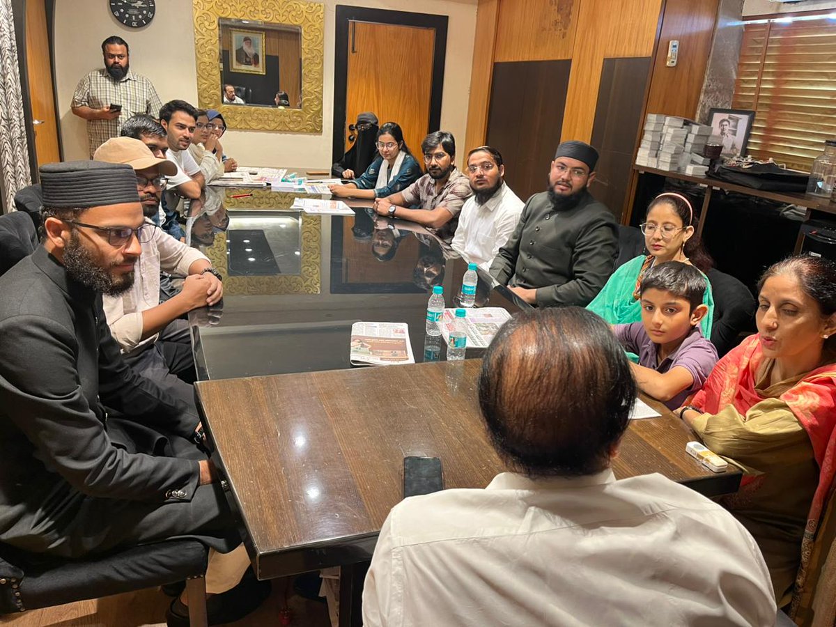 abuasimazmi's tweet image. सर सय्यद अहमद ख़ान (र.अ.) की सरज़मीन अलीगढ़ मुस्लिम यूनिवर्सिटी की यूनानी फ़ैकल्टी से एजुकेशनल टूर पर मुंबई आए छात्रों से मिलकर आज बेहद ख़ुशी हुई।

#AligarhMuslimUniversity #SirSayyadAhmedKhan #AMU #Aligarh
