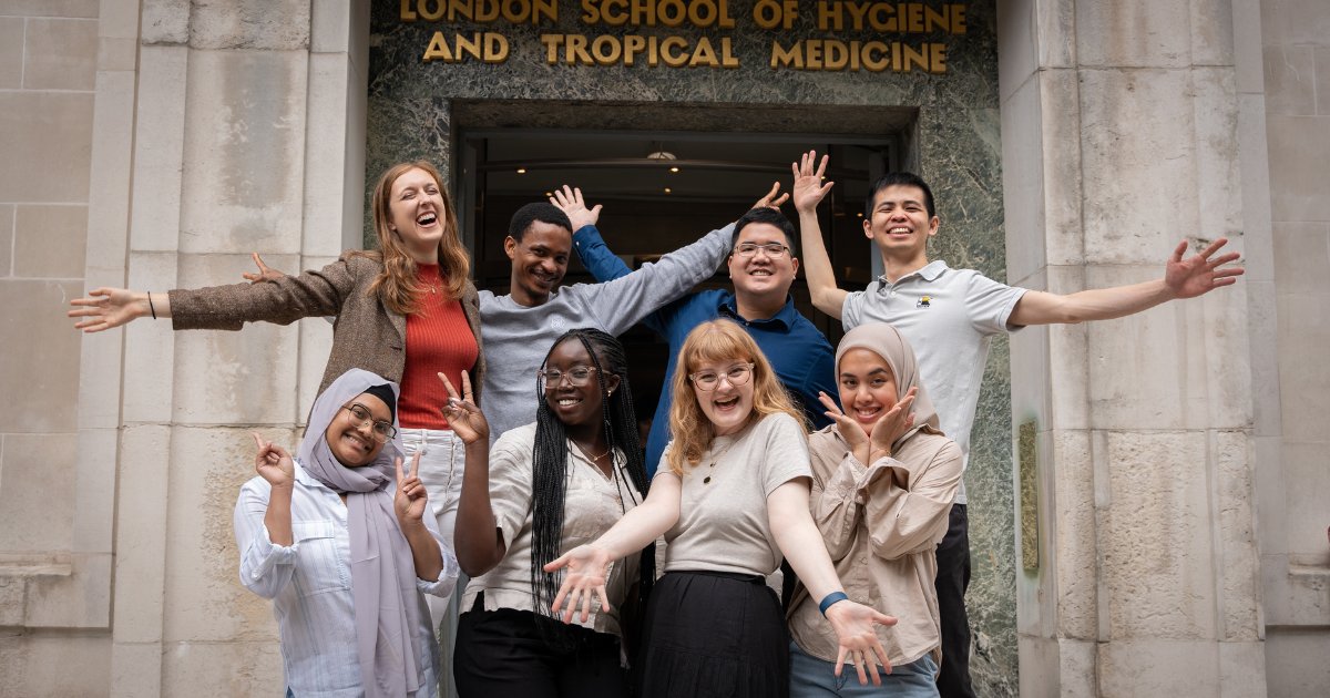 LSHTM's tweet image. 👋Want to take your #PublicHealth career to the next level in the new year? 

Applications are now open to study @LSHTM in 2026/27! From 1-year intensive taught programmes in London or online, distance learning programmes &amp;amp; research degrees. 

Apply now👉lshtm.ac.uk/study/courses