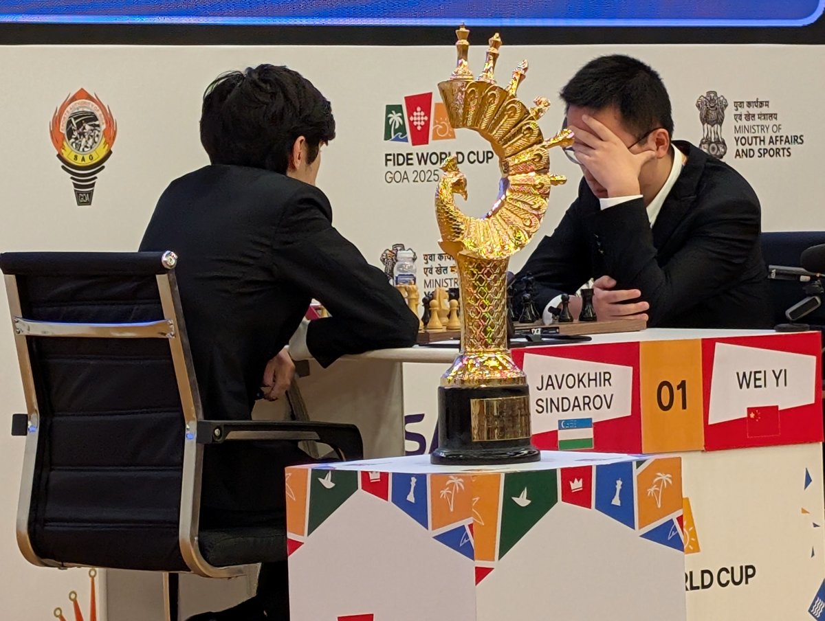 ChessbaseIndia's tweet image. FIDE World Cup 2025 Finals 1: Who will win the @Vishy64TheKing Anand trophy - Javokhir Sindarov🇺🇿 or Wei Yi🇨🇳?

📷Shahid Ahmed

#Chess #ChessBaseIndia #FIDEWorldCup #Finals #Uzbekistan #China #ItsYourMove #Goa #India