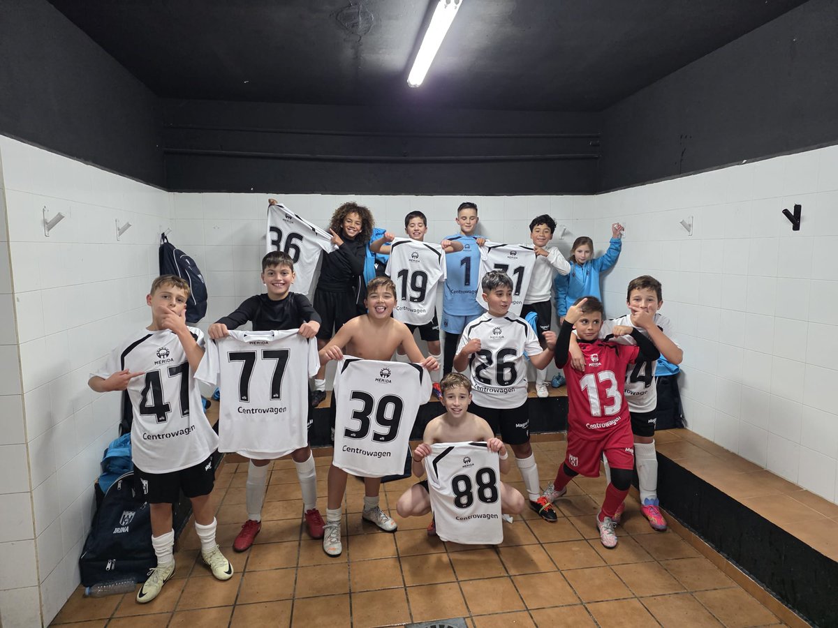 🙌🏼⚽️⚪️⚫️ Nuestros alevines este fin de semana

La Zarza A 3-4 #AlevínA
Guareña A 3-1 #AlevínB
🙌🏼 #AlevínC
#AlevínD 6-1 Alange

#RomanosDelFuturo