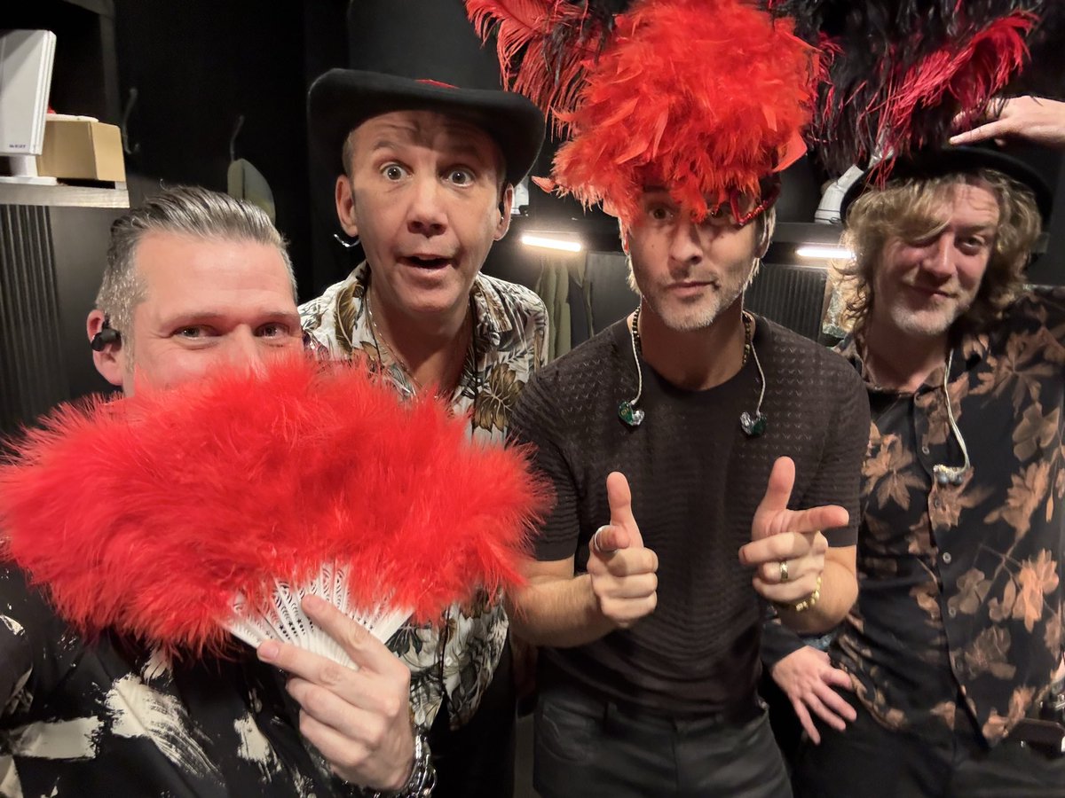 Our backstage boudoir picture from last night; great fun gig 🤘🏻🎸 

#backstage #boudoir #warners #guitarist