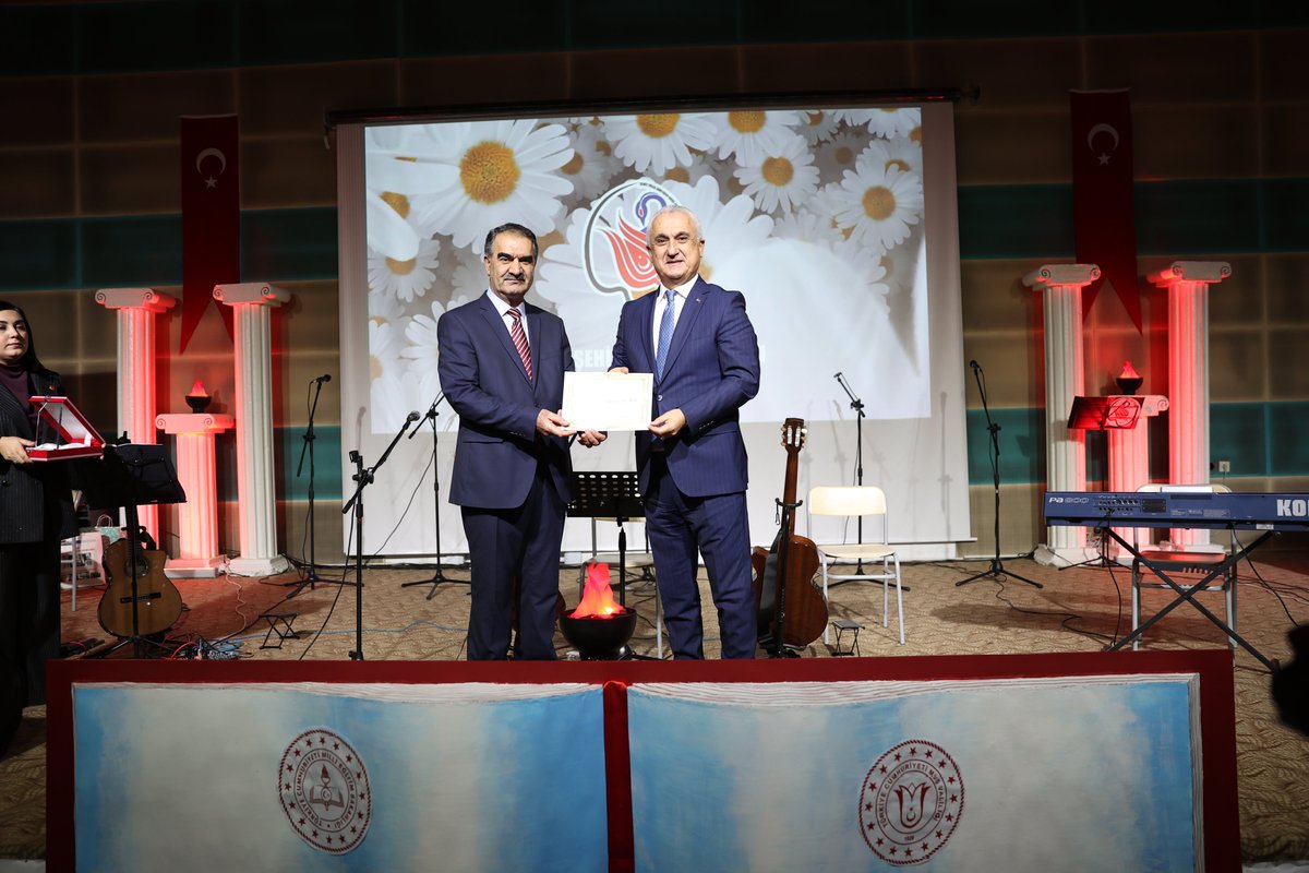 TCMusValiligi's tweet image. İl Milli Eğitim Müdürlüğümüz tarafından &quot;24 Kasım Öğretmenler Günü&quot; kapsamında ilimiz Şehit Yücel Kurtoğlu Güzel Sanatlar Lisesi&apos;nde düzenlenen kutlama programından kareler.#Muş📸
@tcmeb

📍Şehit Yücel Kurtoğlu Güzel Sanatlar Lisesi