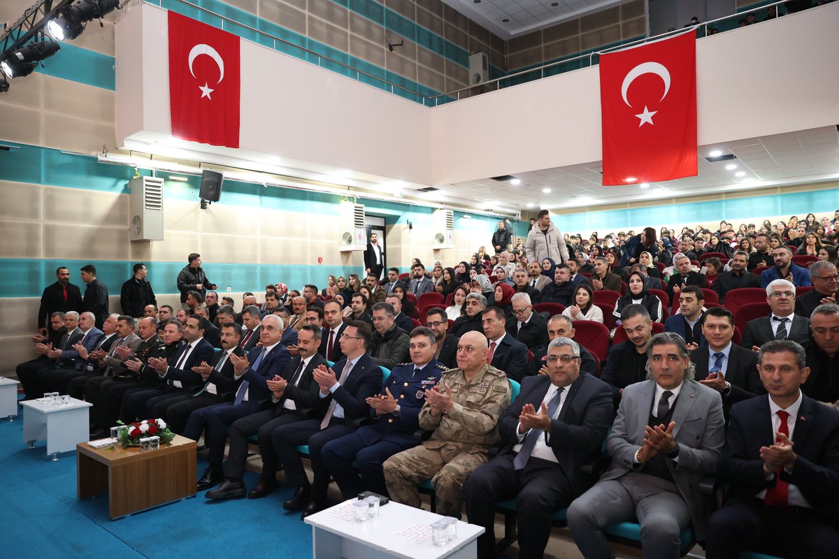 TCMusValiligi's tweet image. İl Milli Eğitim Müdürlüğümüz tarafından &quot;24 Kasım Öğretmenler Günü&quot; kapsamında ilimiz Şehit Yücel Kurtoğlu Güzel Sanatlar Lisesi&apos;nde düzenlenen kutlama programından kareler.#Muş📸
@tcmeb

📍Şehit Yücel Kurtoğlu Güzel Sanatlar Lisesi