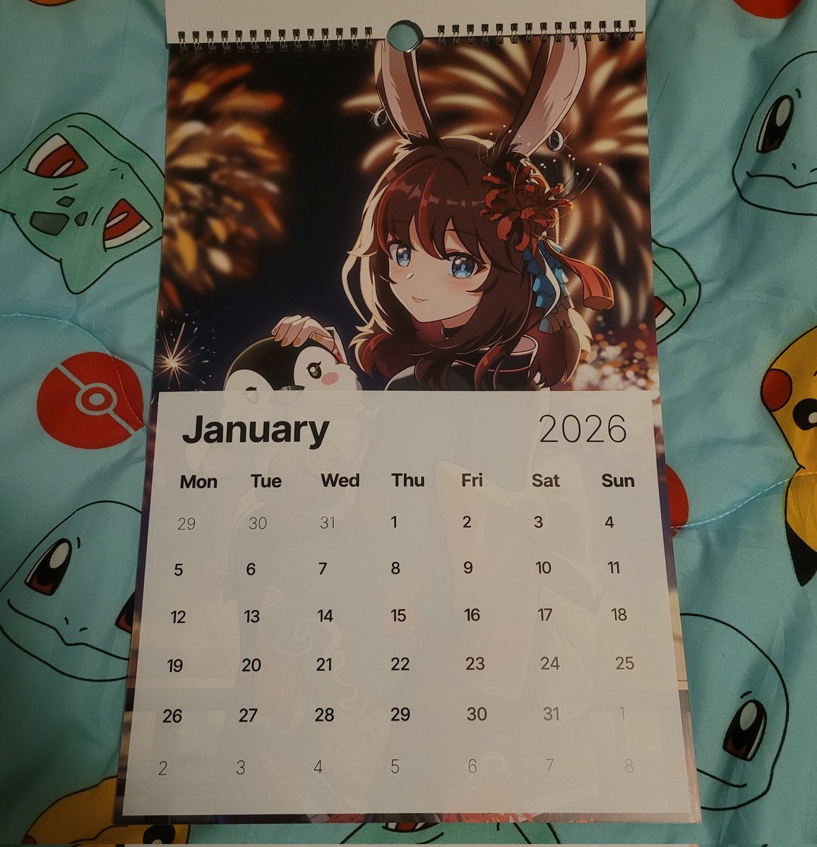 FreyaMoshroca's tweet image. Ich habe mir einige meiner Merch Artikel als Muster bestellt und heute ist dieser wunderschön verarbeitete Kalender mitgekommen. 📅 Er sieht echt klasse aus.

Euch fehlt noch cooler Merch für Zuhause? Hier im Post geht's zum Link ⬇️
#gervtuber #fourthwall #vtuber #vtubers
