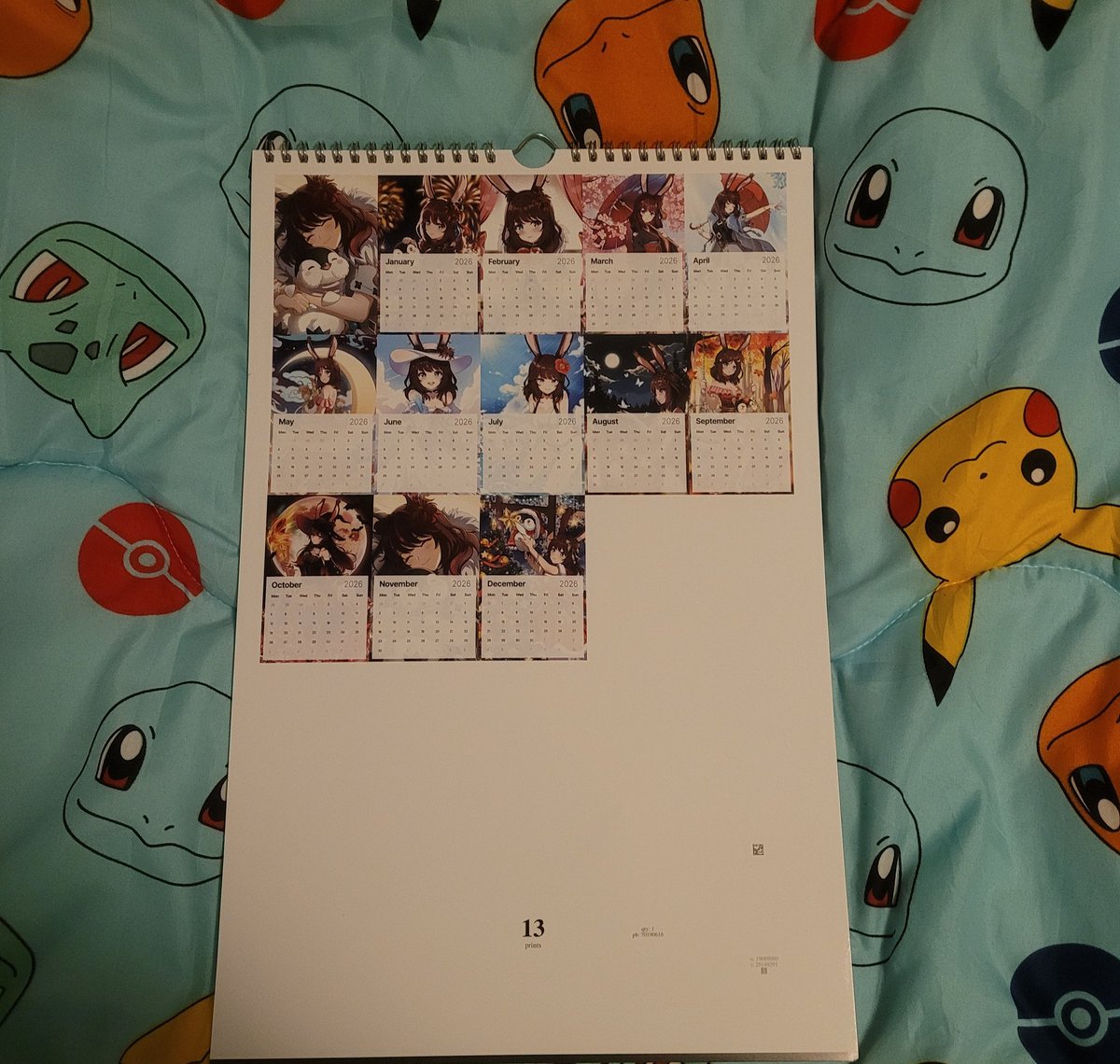 FreyaMoshroca's tweet image. Ich habe mir einige meiner Merch Artikel als Muster bestellt und heute ist dieser wunderschön verarbeitete Kalender mitgekommen. 📅 Er sieht echt klasse aus.

Euch fehlt noch cooler Merch für Zuhause? Hier im Post geht's zum Link ⬇️
#gervtuber #fourthwall #vtuber #vtubers