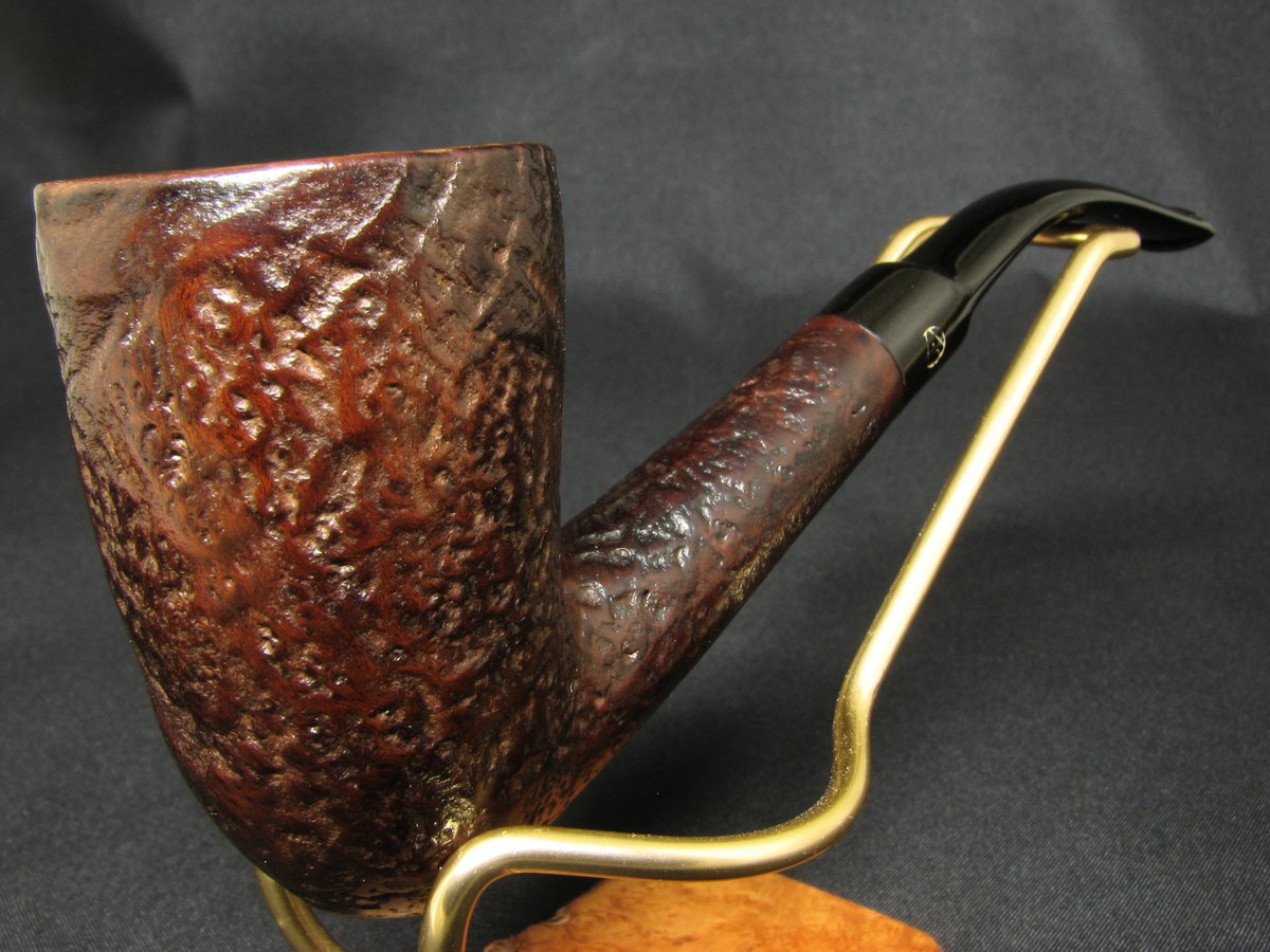 The legendary practical Dutch Amphora is the case when both the pipe and the tobacco are not inferior to each other in popularity and respect from numerous fans both in the Netherlands and far beyond. More about AMPHORA X-tra 732 at vkpipes.com/pipeline/ampho…