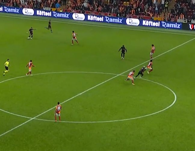 Cumartesi günü Galatasaray tüm uzmanlara göre hakem sayesinde 3 puan aldı

Pazar günü Fenerbahçe tüm uzmanlara göre hakem hatalarına rağmen 3 puan aldı

Sadece bu hafta bile lider olmamız gerekirdi

Bu şikeye dur dememiz lazım, sessizlik doğru değil...